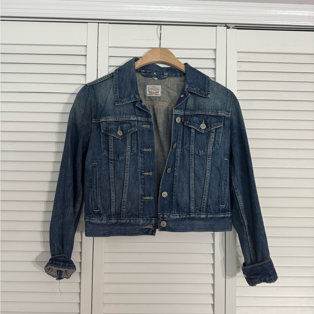 Levi's Denim Jacket Women's Slightly Cropped Blue Jean Jacket Sz S - Picture 1 of 4